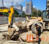 大鸡巴网站高温下的坚守｜道路建设者用汗水铺就畅通路